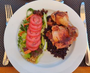 Hähnchenschenkel, Reis, Salat