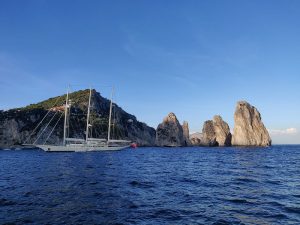 Athena vor den Faraglioni