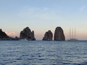 Fraglioni im Abendrot