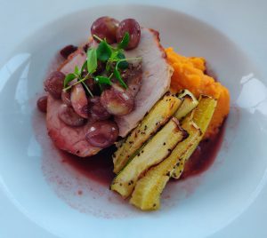 Schweinelende mit Zucchini, Süßkartoffelpüree und Traubenkompott