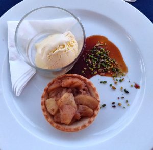 Apfeltarte mit Vanilleeis