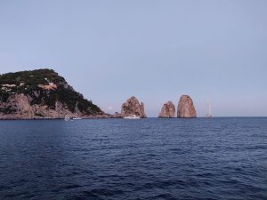 Fraglioni im Abendrot