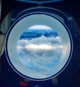 Bullauge fast unter Wasser