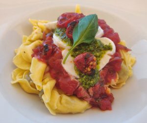 Tortelloni mit Tomatensauce, Büffelmozzarella und Pesto