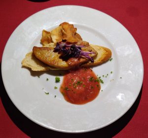 Gänseleber-Crostini mit Topinambur Chips