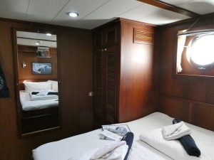 Blick vom Bett zum Schrank