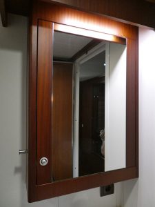 Spiegelschrank