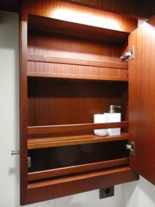 Spiegelschrank