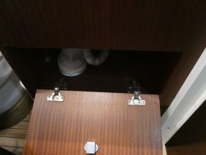 Klappe unter dem Waschbecken