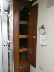 Schrank neben der Dusche