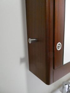 Haken am Spiegelschrank