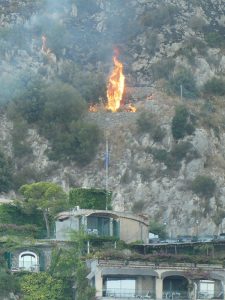 Feuer bei Positano