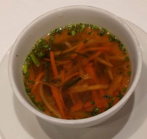 Rinder Bouillon mit Ravioli und Gemüsestreifen