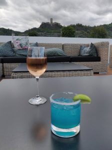 Happy Hour mit Rosé und Blue Margarita