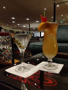 Martini Cocktail und Mai Tai
