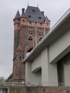 Nibelungenbrücke mit Nibelungenturm