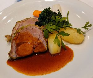 Saftiger Schweinebraten in Kräuterkruste