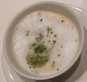 Riesling-Cremesuppe mit Rum-Rosinen