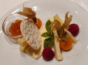 Käseauswahl mit Brot