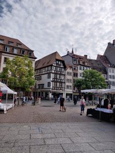 Kléberplatz mit schmalem Haus