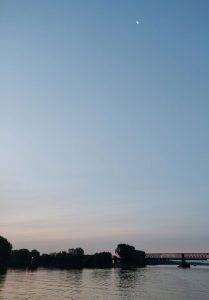 der Mond steht am Himmel
