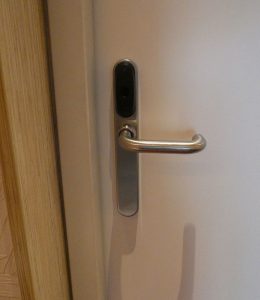 Tür mit RFID-Schloss