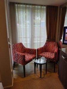 französischer Balkon mit Sesseln und Glastisch