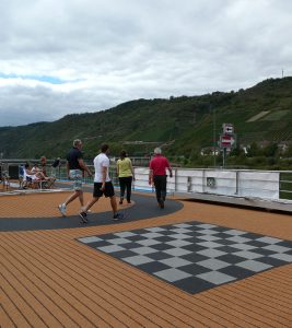 aktiver Spaziergang auf Deck