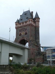 Nibelungenbrücke mit Nibelungenturm