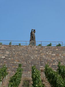 Bacchus Statue im Weinberg