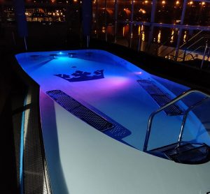 Pool bei Nacht