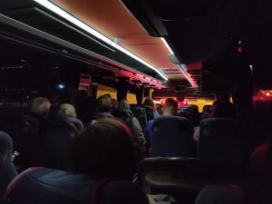 im Transferbus