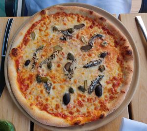 Pizza mit Oliven und Sardinen