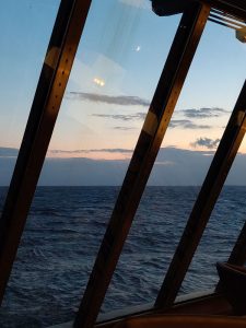 Abendessen zur blauen Stunde mit Mond