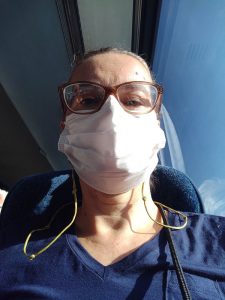 mit Maske (und Maskenkette) im Bus