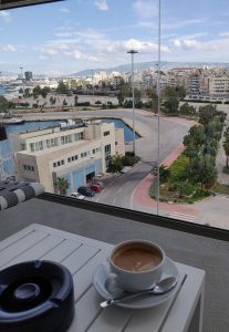 Kaffee auf dem Balkon genießen