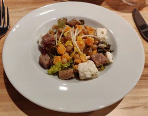 Spanischer Kichererbsen-Salat mit Thunfisch und Fetakäse