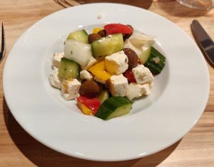 Lokales Gericht - Griechischer Salat (als Vorspeisenportion)