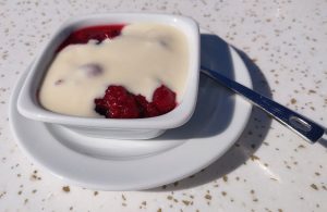 Rote Grütze mit Vanillesauce