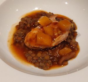 Glasierte Wachtelbrust auf Linsen-Pfifferlings-Salat