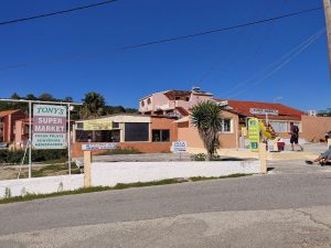 Taverne und Supermarkt