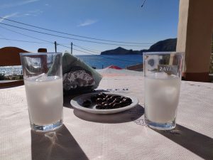 Ouzo und Oliven