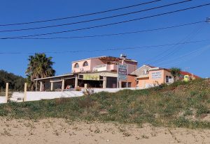 Taverne und Supermarkt