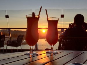 Sonnenuntergang mit Cocktail
