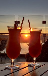 Sonnenuntergang mit Cocktail