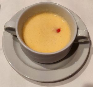 Pfirsich-Kaltschale mit Joghurt und Granatapfelkernen