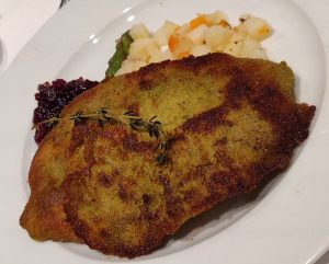 Paniertes Kalbsschnitzel mit Wiesenkräutern