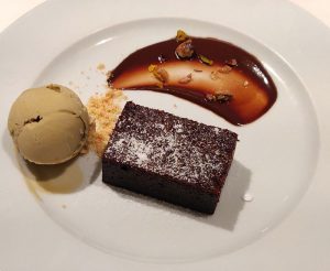 türkischer Kaffee-Schokoladen-Kuchen mit Mastiha-Eis, Pistazien und Meersalz