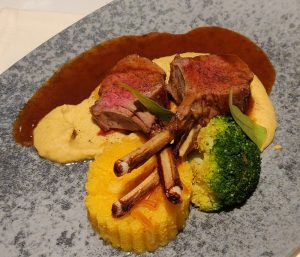 Lammkrone mit Kräutern