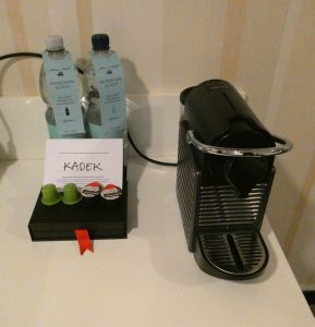Wasser und Kaffeemaschine